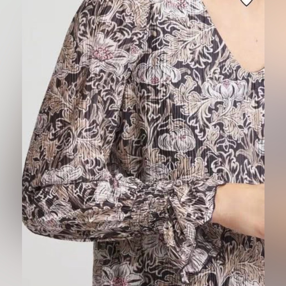 CHICOS BLOOM CRINKLE BODRE BLOUSE CHICOS SIZE 1 WILL FIT MISSES MEDIUM. NWT! - Picture 3 of 6